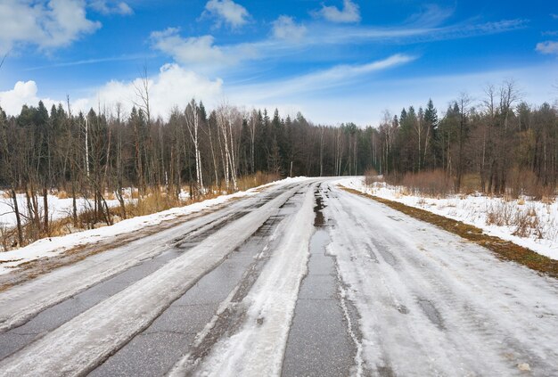 Strada di campagna invernale contro il cielo