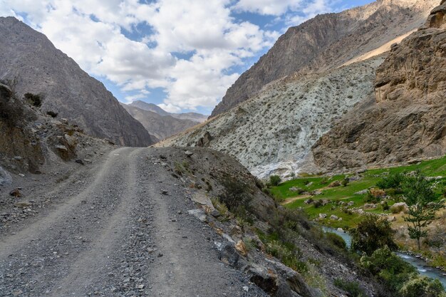 Strada di campagna nelle montagne dei Monti Fan del Tagikistan