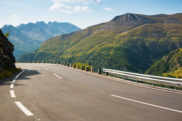 Strada di campagna per Grossglockner alle Alpi in Austria