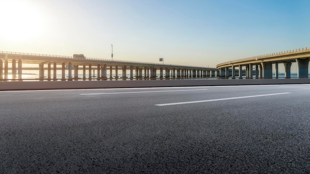 Strada di cemento del viadotto all'aperto della Cina