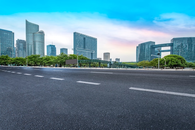 Strada di città attraverso edifici moderni in Cina