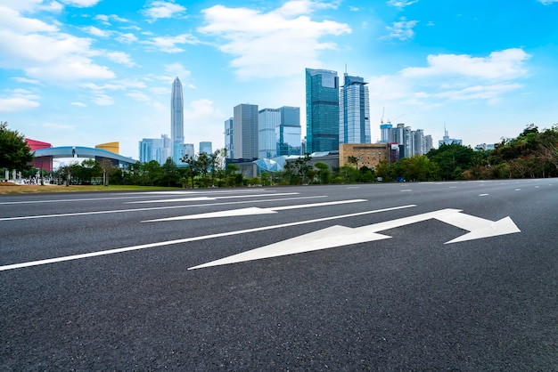 Strada di città attraverso edifici moderni in Cina