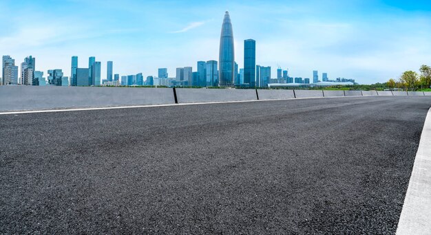 Strada di città attraverso edifici moderni in Cina