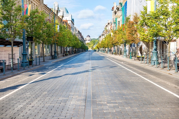 Strada di città con strada vuota e luce del mattino in Europa, Lituania, Vilnius