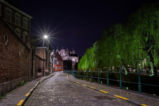 Strada di edifici contro il cielo di notte