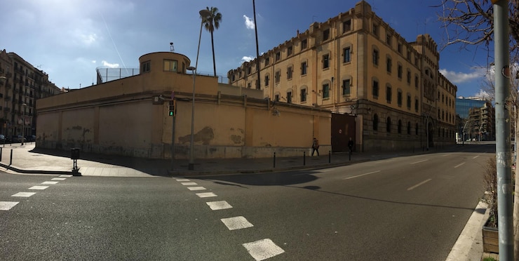 Foto strada di edifici contro il cielo in città