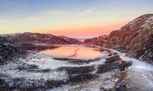 Strada di ghiaccio al lago di montagna invernale artico