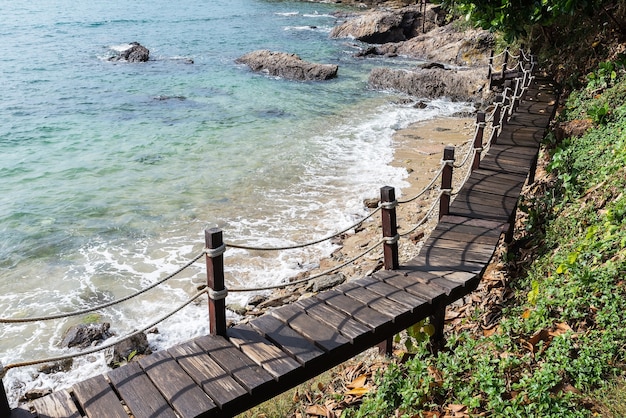 Strada di legno alla spiaggia di Koh Nangyuan in Tailandia.