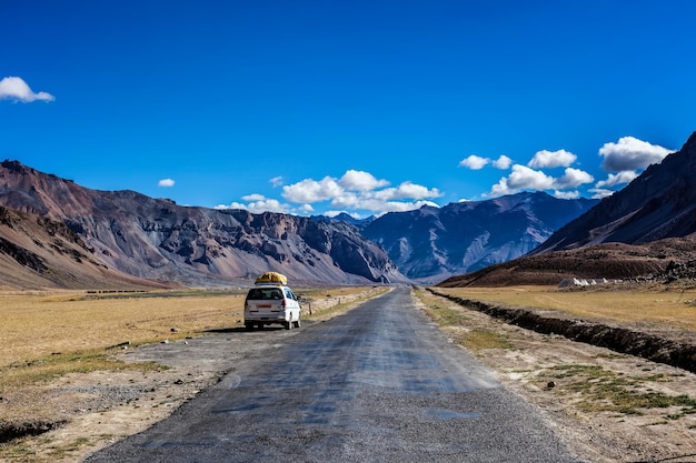 Strada di ManaliLeh nell'Himalaya con l'auto