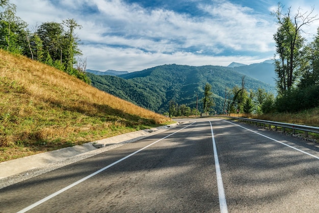 Strada di montagna asfaltata