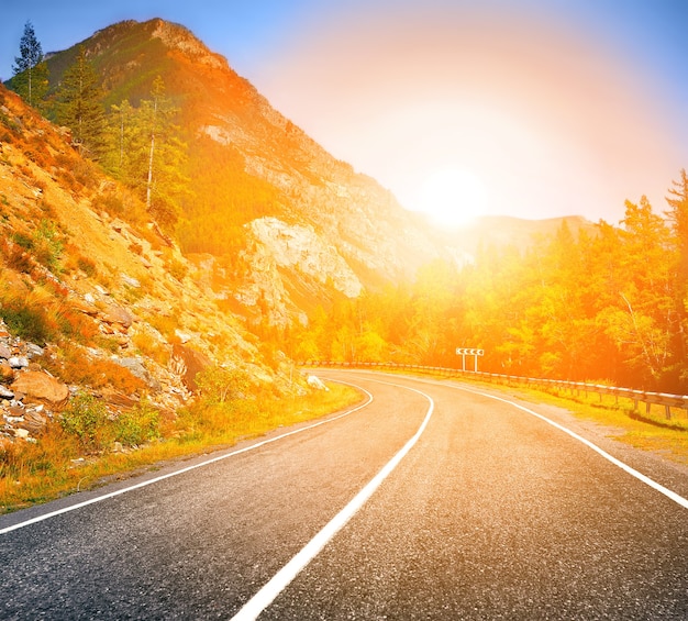 Strada di montagna autostrada sole estivo