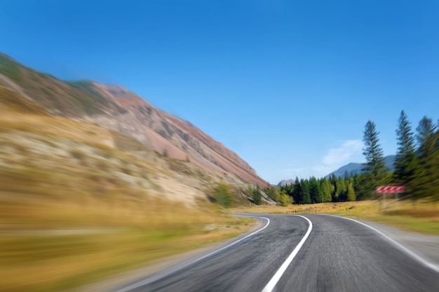 Strada di montagna autostrada sole estivo