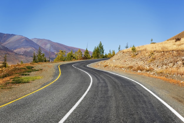 Strada di montagna autostrada sole estivo