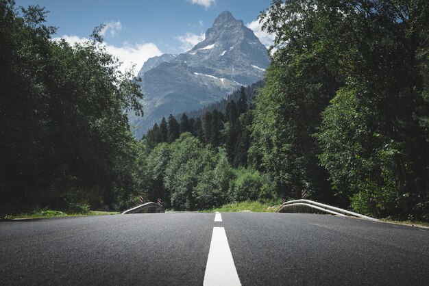 Strada di montagna. Curva stradale. Viaggio