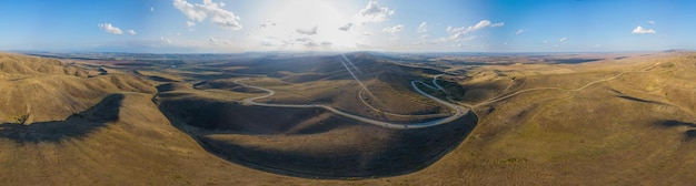 Strada di montagna di vista panoramica ad alta risoluzione nella repubblica cecena nord caucaso russia