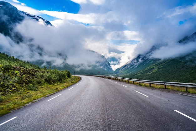 Strada di montagna in Norvegia.