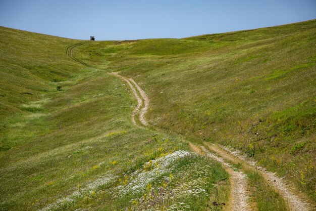 Strada di montagna nel paesaggio della cresta primaverile