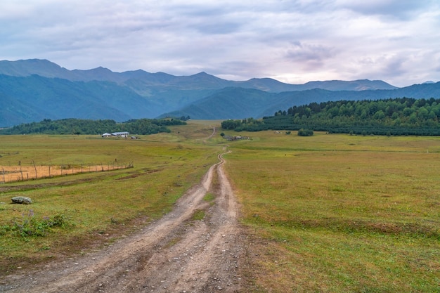 Strada di montagna nel villaggio di alta montagna Tusheti, Omalo. Viaggio in Georgia