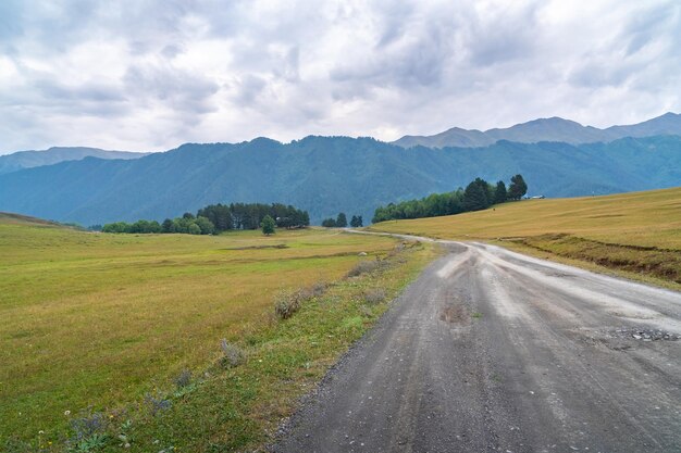 Strada di montagna nel villaggio di alta montagna Tusheti, Omalo. Viaggio in Georgia