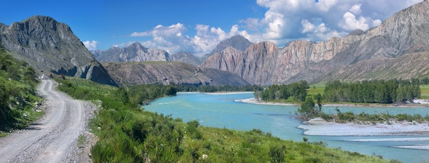 Strada di montagna nella valle del fiume Katun in Altai