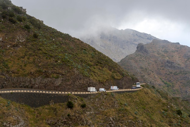 Strada di montagna sull'isola di Tenerife alte montagne e fitte foreste