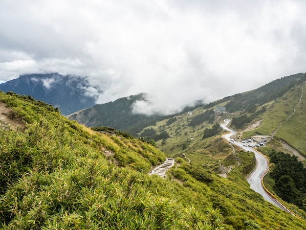 strada di montagna tra le nuvole