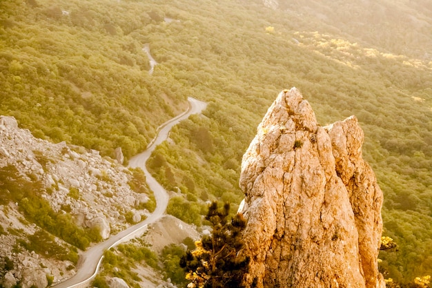 Strada di montagna tra le rocce