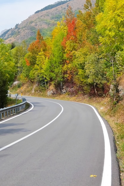 Strada di montagna vicino a Vinadio, provincia di Cuneo, Italia. Bella giornata di sole nelle montagne italiane.