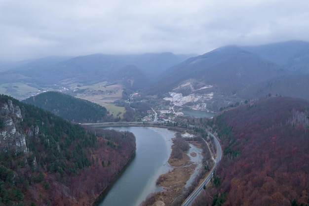 Strada di montagna vicino al fiume, un villaggio nella foresta. vista dall'alto.