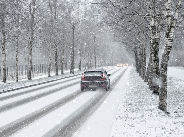 Strada di neve invernale con auto. Autoveicoli invernali.