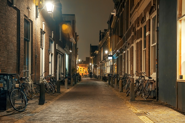 Strada di notte con biciclette parcheggiate