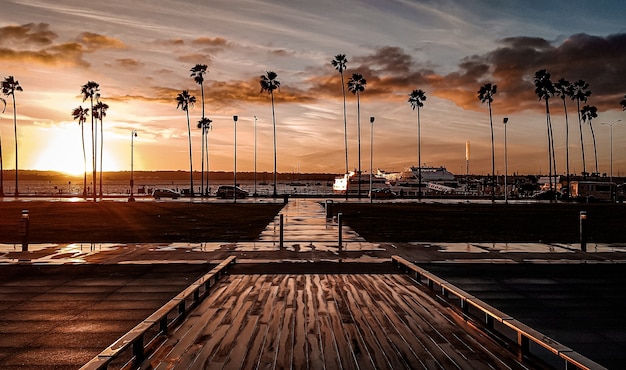 Strada dopo la pioggia al tramonto a San Diego