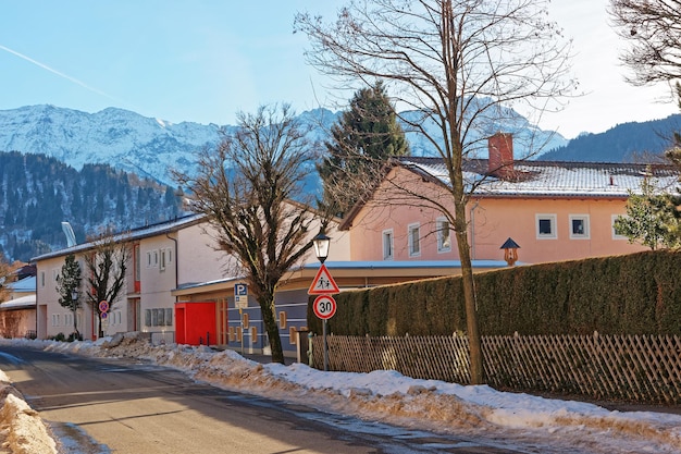 Strada e Alpi, inverno Garmisch Partenkirchen città vecchia, Germania.