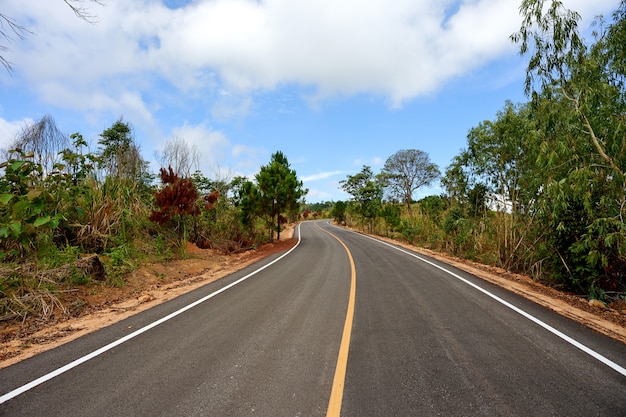 Strada e cielo blu