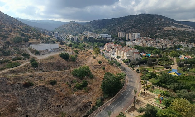 Strada e città in lontananza da un'altezza Israele 2023
