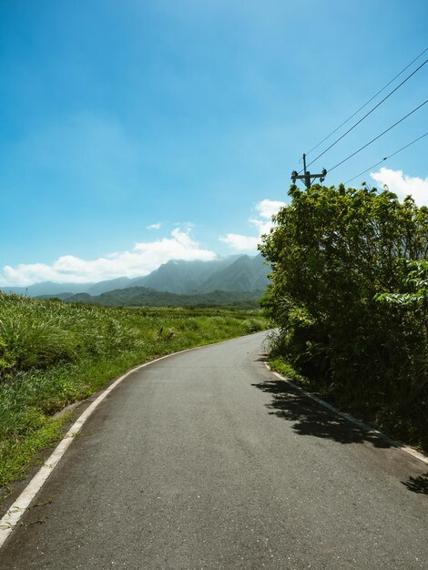 Strada e paesaggio di montagna in una giornata di sole