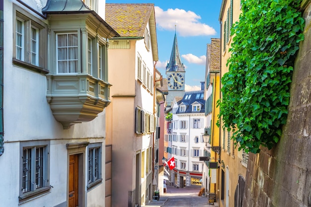 Strada europea vuota vicino all'abbazia di Fraumunster o alla Womens Minster nel centro di Zurigo, in Svizzera