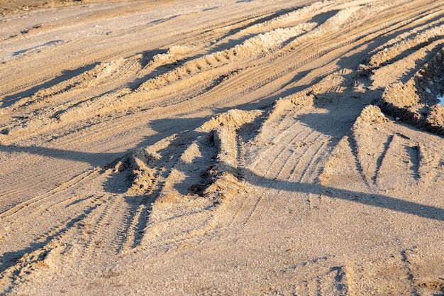 Strada fangosa su una strada di terra fuori città