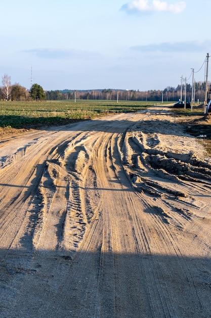 Strada fangosa su una strada di terra fuori città