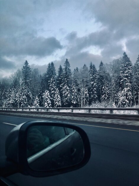 Strada forestale invernale sullo sfondo di un bellissimo paesaggio innevato invernale viaggio in famiglia