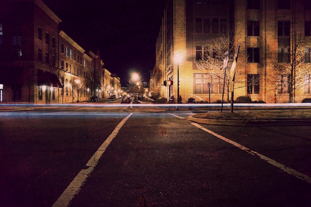 Strada illuminata di notte