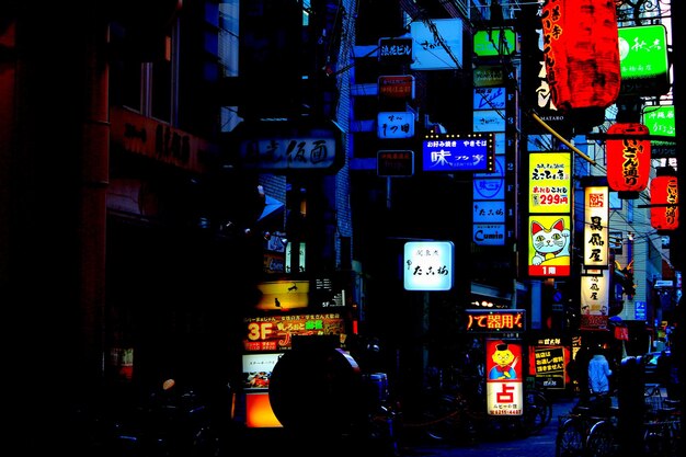 Strada illuminata di notte