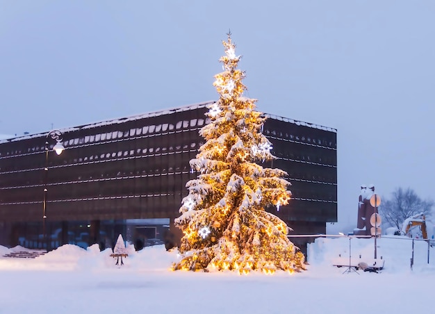 Strada illuminata in città Decorazioni natalizie nella città vecchia Riga Lettonia