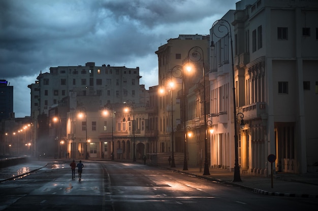 Strada illuminata in mezzo agli edifici al crepuscolo