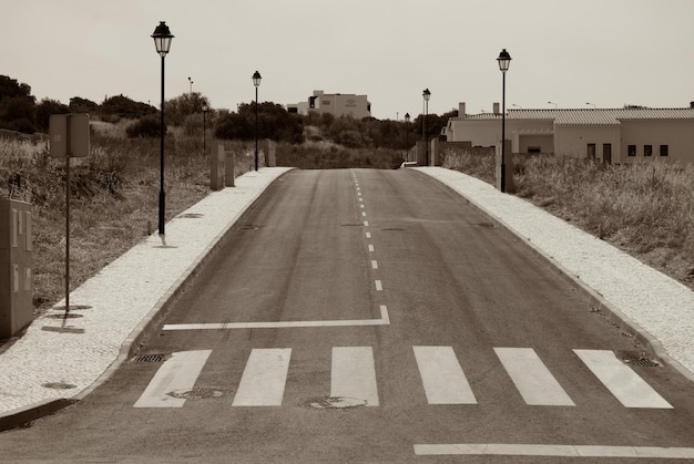 Strada in città contro il cielo