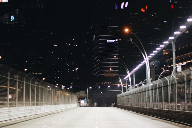 Strada in città di notte