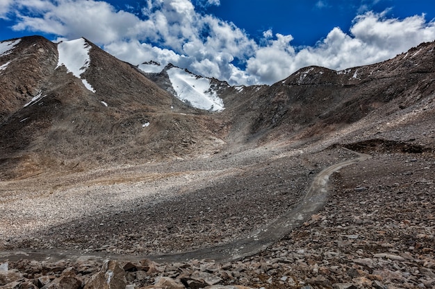 Strada in himalaya vicino a kardung la pass ladakh india