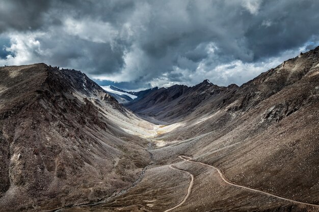 Strada in himalaya vicino a kardung la pass ladakh india