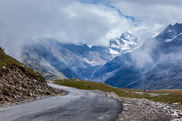 Strada in Himalaya