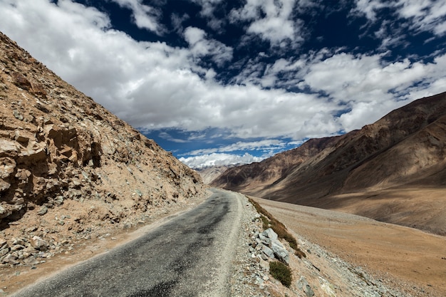 Strada in Himalaya